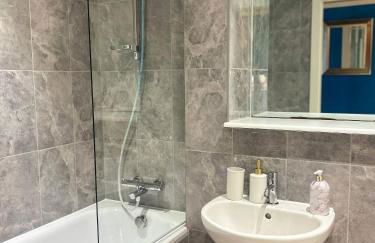 Modern Central Manchester Condo Next To AO Arena - Parking - Local Attractions - Foto 36