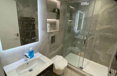 The Hughenden Home - Spacious 2BR Duplex with 2 Bathrooms & Free Secure Underground Parking in Central High Wycombe HP13, Sleeps 7 - Foto 2