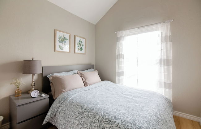 Wonderful Getaway Houston 2BR w/Balcony Views - Photo 2