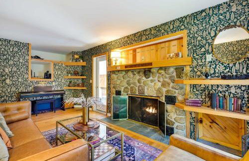 Lake George Oasis with 9 Acres, Hot Tub and Game Room! - Foto 14