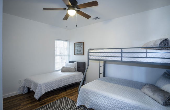 Downtown Remodeled Cozy 2br/1ba Home Sleeps 8 - Photo 4