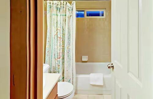 Fremont & Woodland Park Zoo Cozy Living - Photo 6