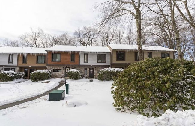 Seven Springs 3 BR Deluxe Condo, Near Golf Course by RedAwning - Photo 29