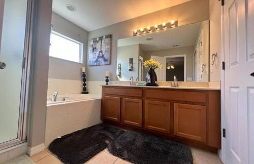 Stunning 4BR Oasis with Pool, 14 minutes to the Ocean - Foto 20