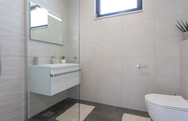 Dazzling Kaštel Novi Villa With Private Pool and Scenic Sea Views - Foto 30