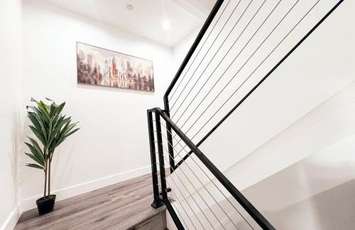 Cozy 3 BR Townhouse with Balcony - Photo 34