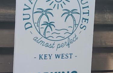 Duval Street Suite overlooking Duval with parking and pool - Foto 8