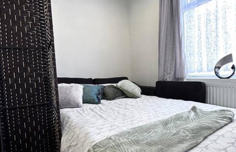 Chic Charming Classic 3bed w Ensuite - Pontypridd - Foto 27