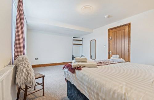#111 New Farm with hot tub and Sauna - Sleeps 18 - Near Elmore Park - " Perfect for Contractors and Families - Parking space for 10 cars" - Foto 38