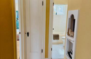 Bright & Cozy 2BR | Near Downtown, MSU & Hospitals - Foto 24
