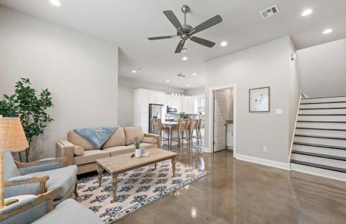 NEW Youngsville Escape KING Beds Cajun Luxury WiFi - Foto 1