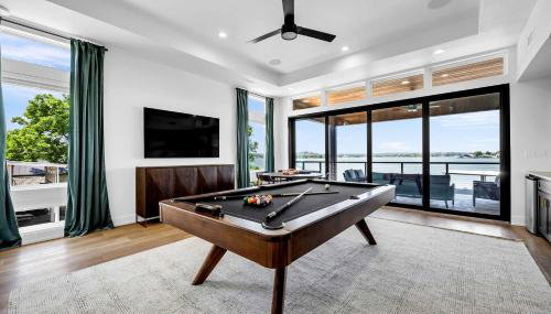 Lakefront Stay for 16 with Pool Dock & Game Room - Foto 3