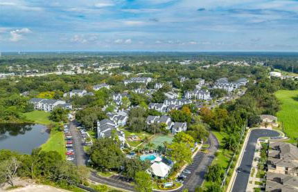 Bright & Comfy 2BR Home Away - Foto 18