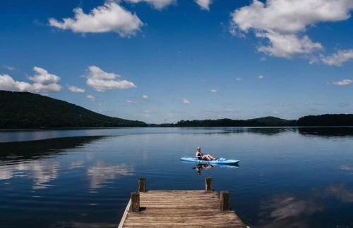 Rustic Chic Alabama Cabin w Loft Fire Pit Pet Friendly Fenced Yard Lake Guntersville - Coco Chateau - Foto 49