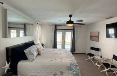 Walk to waves Beautiful 3-Bedroom with pool steps from beach - Foto 21