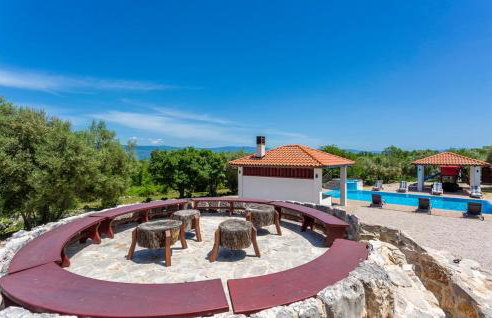 Villa With Pool, Jacuzzi, Sauna, Fitness, Playground & Wine Cellar - Photo 17