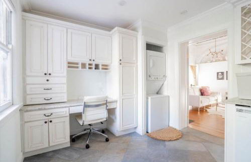 Walk to Stadiums & Downtown, Jet Tub, Historic Apt - Foto 9