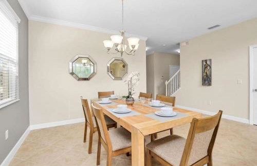 Near Disney - 5BR Home- Games Pool Hot Tub & BBQ - Foto 12