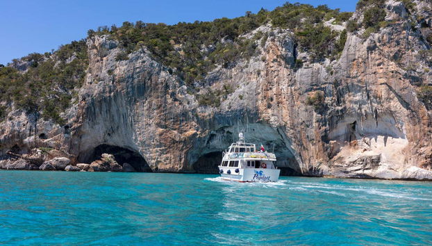 Accanto a delle grotte marine del golfo