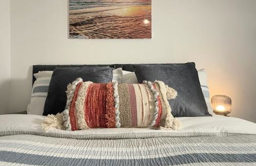 'The Elegant Comfort' - A Stunning Luxury 2-Bed Flat with Private Garden & Patio - Free Parking - Photo 4