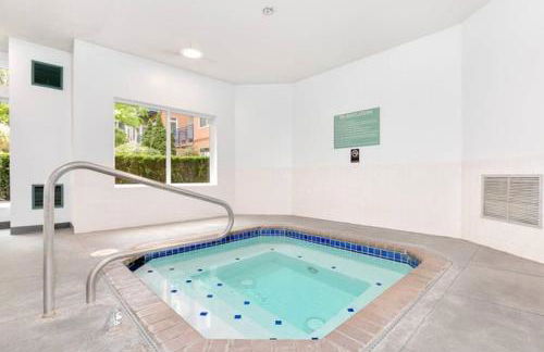 DT Designer's 2BR Condo Parking Tub Pool - 99 walk score - Foto 23