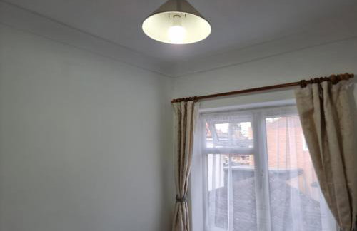 Entire 3 bedroom home with Parking in Welling, London, UK - Photo 43