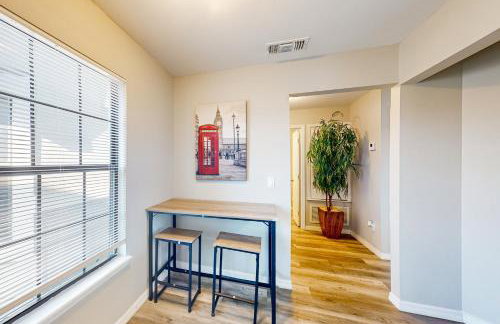 Cozy Spacious Home with Private Backyard and Patio, near shopping - Foto 7