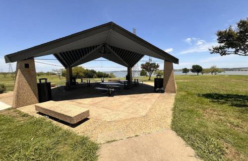 Lake Front Home, around 15 minutes drive to AT&T and Epic Water - Foto 28