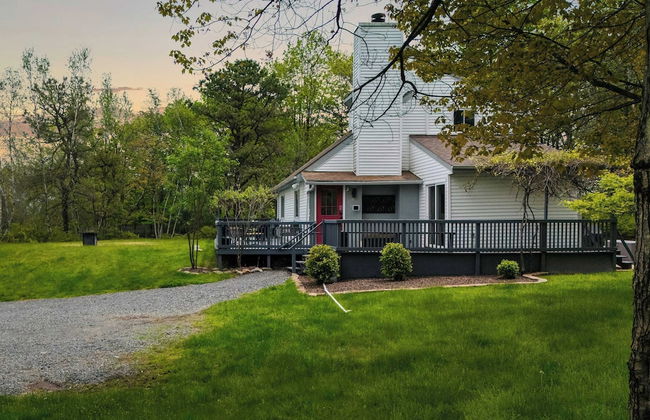 Inn the Poconos by Avantstay Private Lake Access Enclosed Hot Tub - Photo 44