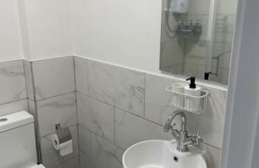 Deluxe Apartment in Central Northampton - Heart of Market Square - Photo 10