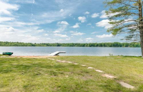Expansive Lakefront Home with Private Dock - Foto 32
