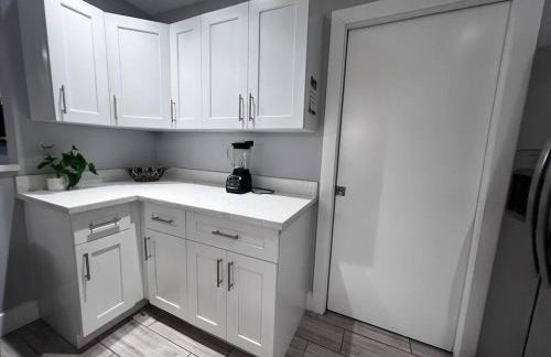 Luxurious Westchester Home Near Miami Clinics - Photo 32