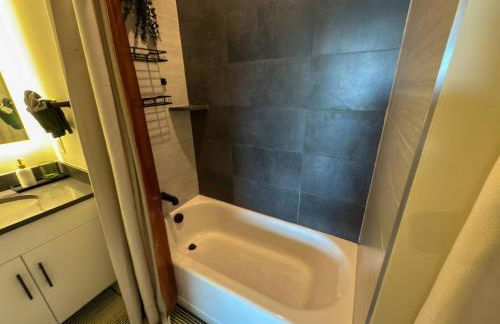 Luxury Stay Near NYC | Full Access to Amenities - Photo 42