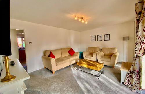 Your Leominster Base - 3BR Home with Garden & Parking - Foto 1