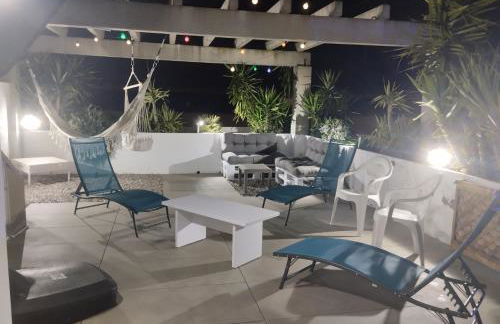 Atico of 3 rooms, total 130m² just for you with a 60 m² terrace, swimming pool, mountain and marina view. - Photo 2