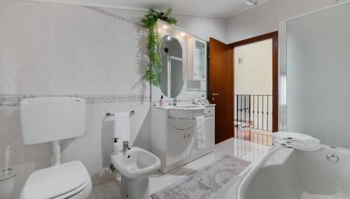 Casa di Iaio - 90m2 apt con Wi-Fi, Netflix, Home Cinema & Parcheggio Privato incluso - Foto 4, towels, Shower