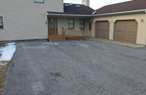 5BR Accessible Valley & Lake View Home Near Cornell - Sleeps 10 - Foto 34