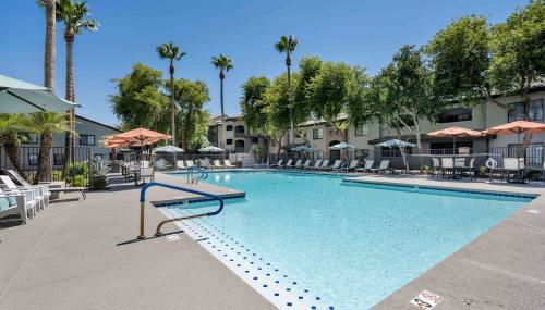 Boulevard Stays Quiet Modern 2BR Pickleball Pool Parking Gym 06 - Foto 2