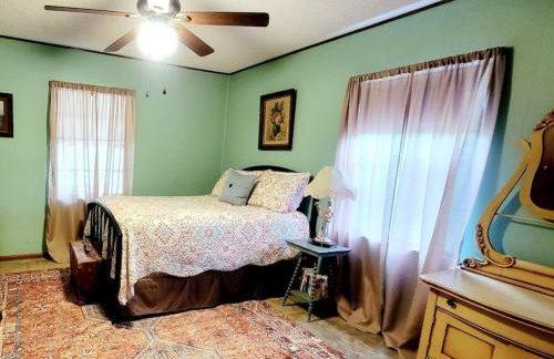 TJs Escape Landmark Oak Tree 1mile2river - Foto 22