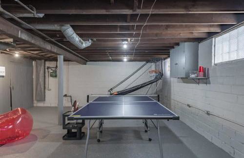 Hot Tub - Game Room - Chic & Spacious - Sleeps 10 - Foto 38