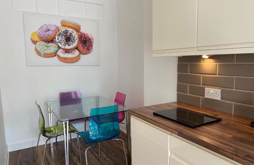 Lovely main door 2 bed apartment - Foto 7