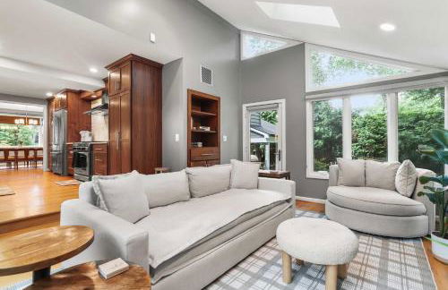 Sojourn Beautiful Home with Beach Access & Backyard - Foto 1