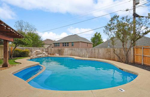 3-BD Backyard Oasis w Pool Patio Firepit - Foto 41