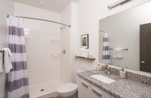 Walker's Point Apt with Gym and Balcony - Foto 11