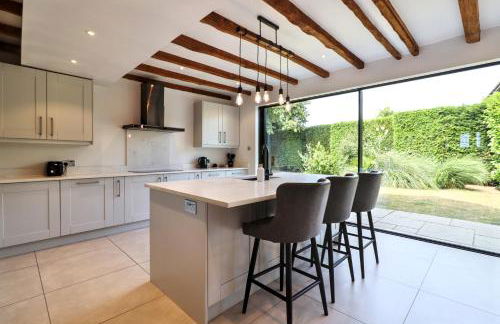 Beautiful arts and crafts home - Photo 2