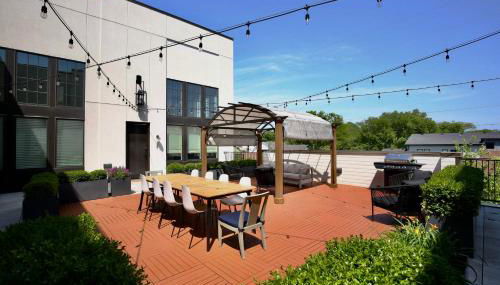 Upscale 12 South Penthouse with 2 Kings, Balcony 1 of 7 Themed Lofts at Cowrite, Find Coffee and Tacos Downstairs, Complimentary Spin Class, Walk to Shopping in 12 South, 10 Minutes to Broadway, Parking, 24 Hr Hospitality - Foto 5