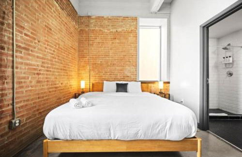 Beautiful Downtown Apartment with Parking, Laundry, & Pool - Photo 10