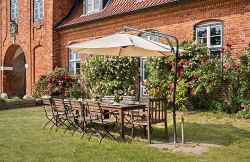 GUT KLETKAMP "Altes Torhaus" - Historisches Ferienhaus mit 5 Schlafzimmern I Kamin I Garten & Terrasse I Seeblick I 15 Min zur Ostsee I Moderne Küche I Hundefreundlich I Parkplätze I WLAN - Foto 21