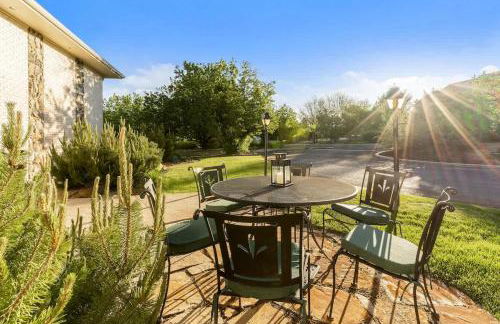 Mid-Century Mod - 7 BR Sleeps 22 - Hot Tub & Game Room - Foto 17