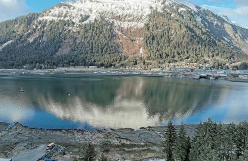 Ocean & Mountain View Home, near Downtown Juneau - Foto 1